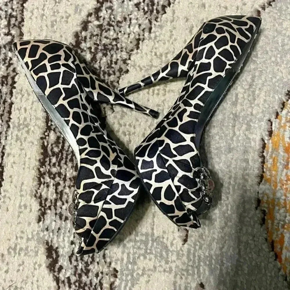 Michael Selena  Animal Print w/Jeweled Pendant - Picture 4 of 8